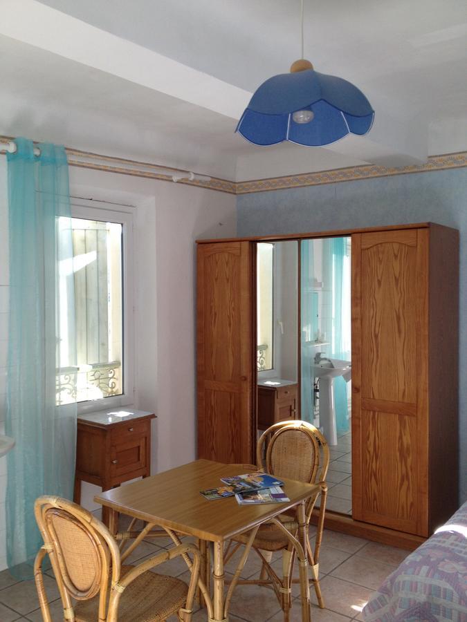 Bar Hotel De La Place Mezel Екстер'єр фото