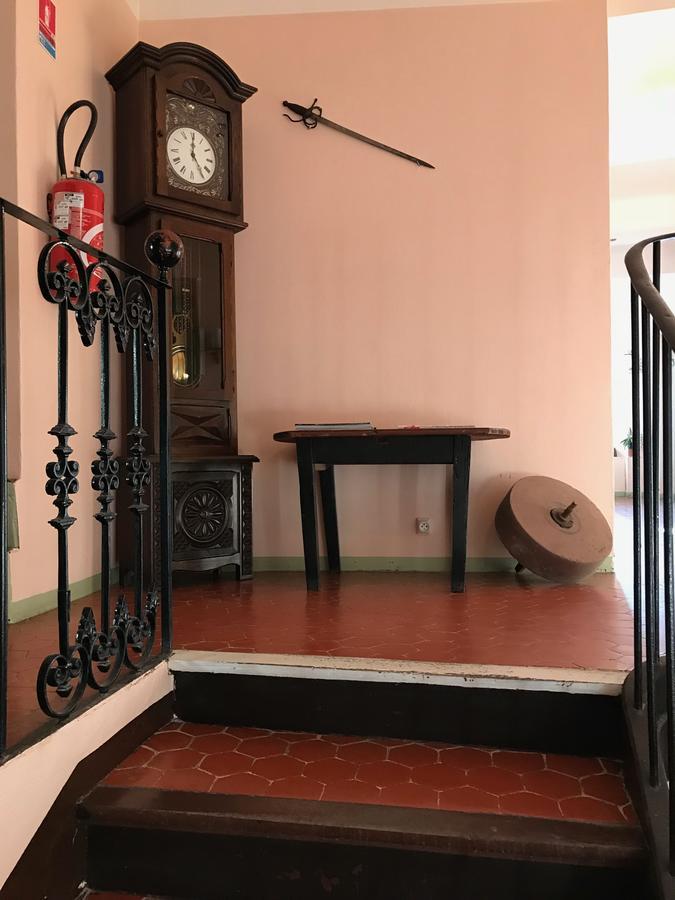 Bar Hotel De La Place Mezel Екстер'єр фото